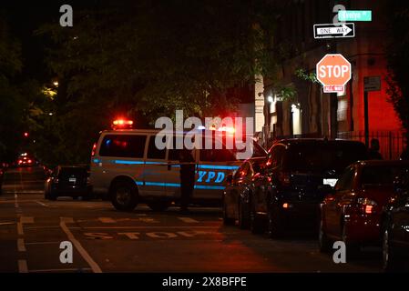 Bronx, Usa. Mai 2024. Polizisten versammeln sich am Tatort, an dem drei Menschen erschossen und zwei Menschen bei einer Schießerei in Bronx, New York, USA, getötet wurden. Gegen 12:14 Uhr, Freitagmorgen, wurden im 2200er Block der Davidson Avenue drei Personen erschossen. Ein 36-jähriger Mann wurde in die Brust geschossen und für tot erklärt, ein 44-jähriges Weibchen wurde in die Brust geschossen und für tot erklärt, ein 40-jähriger Mann wurde in den Arm geschossen und befindet sich in stabilem Zustand. (Foto: Kyle Mazza/SOPA Images/SIPA USA) Credit: SIPA USA/Alamy Live News Stockfoto