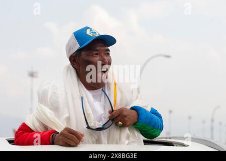 Am 24. Mai 2024 in Kathmandu, Nepal. "Kami Rita Sherpa", 54, aus Thame, Solukhumbu, ein nepalesischer erfahrener Bergsteiger und professioneller Bergsteiger-Guide, reagiert auf Medienmitarbeiter, während er am Inlandsterminal des Tribhuvan International Airport ankommt, nachdem er den Everest zum 30. Mal erklimmt hat. Sherpa brach seinen eigenen Rekord, der letztes Jahr aufgestellt wurde. Sherpas Bergsteigerreise begann 1992; währenddessen hat Sherpa zwischen 1994 und 2023 den Mt. Everest 28 Mal, K2 und Lhotse jeweils ein Mal, Manaslu und Cho Oyu drei bzw. acht Mal. (Foto: Abhishek Maharjan/ Stockfoto