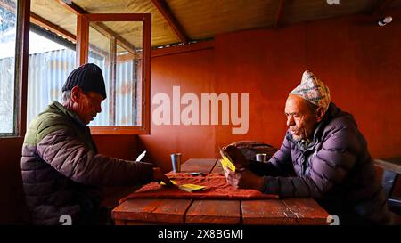 NEPAL, SAILUNG, Dezember 2023, alte Männer spielen Karten Stockfoto