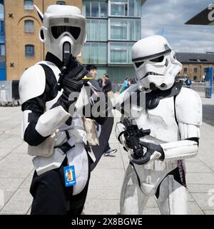 Excel London, Großbritannien. Mai 2024. Die MCM Comic Con läuft ab dem 24-26. Mai bei Excel und bietet VIP-Gäste, Cosplay Central, Künstler, Comic-Entwickler und Gamer. Besucher entspannen sich vor dem Veranstaltungsort zum Mittagessen in der Sonne. Quelle: Malcolm Park/Alamy Live News Stockfoto