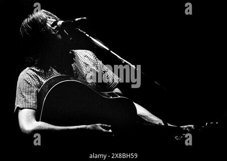 EVAN DANDO, AKUSTIKBÜHNE, BOTTLED OFF STAGE, 1995: Evan Dando spielte ein chaotisches kurzes Set, sah verwirrt aus und konnte keine Songs beenden, bevor er live auf der Acoustic Stage beim Glastonbury Festival, England, 24. Juni 1995, von einem rastlosen Publikum abgefüllt wurde. Foto: Rob Watkins Stockfoto