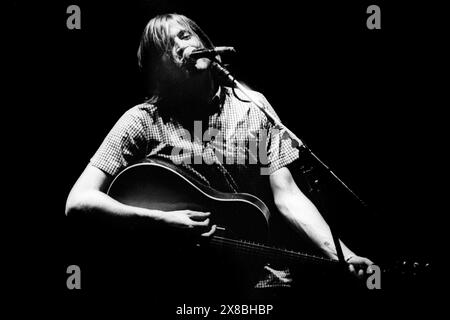 EVAN DANDO, AKUSTIKBÜHNE, BOTTLED OFF STAGE, 1995: Evan Dando spielte ein chaotisches kurzes Set, sah verwirrt aus und konnte keine Songs beenden, bevor er live auf der Acoustic Stage beim Glastonbury Festival, England, 24. Juni 1995, von einem rastlosen Publikum abgefüllt wurde. Foto: Rob Watkins Stockfoto