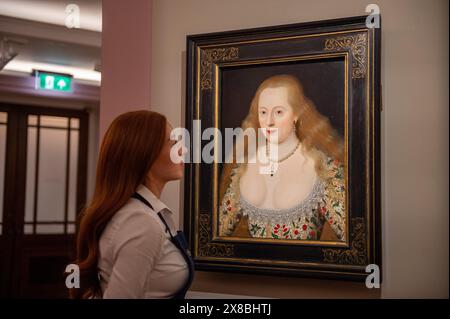 London, England, Großbritannien. Mai 2024. Marcus Gheeraerts das Porträt des Jüngeren von Frances Howard, Duchesss of Richmond und Lennox aus dem Jahr 1621, ist im Sotheby's in London im Rahmen von˜London: An Artistic Crossroads, einer monatelangen Ausstellung, die kostenlos und öffentlich zugänglich ist und in Zusammenarbeit mit 12 britischen Museen und Art UK inszeniert wird. Dieses bezaubernde Gemälde mit einer der großen Schönheiten der jakobinischen Höfe ist großzügig von Compton Verney, Warwickshire, geliehen und wird bis zum 5. Juli in Sotheby's öffentlich zu sehen sein. (Kreditbild: © Thomas Krych/ZUMA Press Wire) REDAKTIONELLE VERWENDUNG ONL Stockfoto