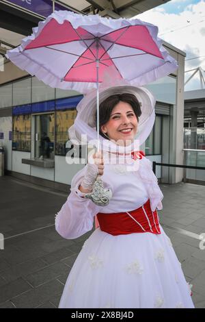 London, Großbritannien. Mai 2024. Mary Poppins und Bert kommen. Die Teilnehmer gehen und posieren in ihren Kostümen auf dem Weg zum Veranstaltungsort. MCM Comic Con kehrt dieses Wochenende zu Londons Excel zurück. Cosplayer, Anime-, Comics-, Spiele- und Filmfans treffen sich ab dem 24-26. Mai zu diesem großen dreitägigen Event. Quelle: Imageplotter/Alamy Live News Stockfoto
