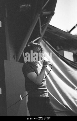 PATRICK DUFF, STRANGELOVE, GLASTONBURY 95: Patrick Duff von der Band Strangelove spielt die NME Second Stage beim Glastonbury Festival, Pilton Farm, Somerset, England, 25. Juni 1995. 1995 feierte das Festival sein 25-jähriges Bestehen. Foto: ROB WATKINS. INFO: Strangelove war eine britische Alternative-Rock-Band, die 1991 in Bristol gegründet wurde. Bekannt für ihren intensiven, melancholischen Sound und die eindrucksvollen Texte von Frontmann Patrick Duff, erlangten sie eine engagierte Anhängerschaft mit Alben wie Love and Other Demons, bevor sie sich 1998 auflösten. Stockfoto