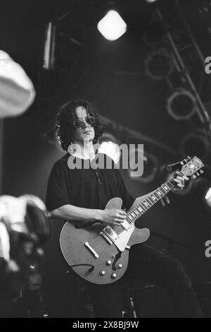 ALEX LEE, STRANGELOVE, GLASTONBURY 95: Gitarrist Alex Lee von der Band Strangelove spielt eine Gibson-Gitarre auf der NME Second Stage beim Glastonbury Festival, Pilton Farm, Somerset, England, 25. Juni 1995. 1995 feierte das Festival sein 25-jähriges Bestehen. Foto: ROB WATKINS. INFO: Strangelove war eine britische Alternative-Rock-Band, die 1991 in Bristol gegründet wurde. Bekannt für ihren intensiven, melancholischen Sound und die eindrucksvollen Texte von Frontmann Patrick Duff, erlangten sie eine engagierte Anhängerschaft mit Alben wie Love and Other Demons, bevor sie sich 1998 auflösten. Stockfoto