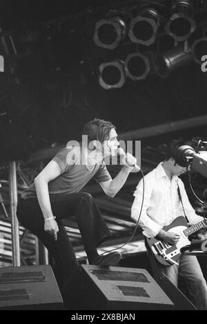 PATRICK DUFF, STRANGELOVE, GLASTONBURY 95: Patrick Duff von der Band Strangelove spielt die NME Second Stage beim Glastonbury Festival, Pilton Farm, Somerset, England, 25. Juni 1995. 1995 feierte das Festival sein 25-jähriges Bestehen. Foto: ROB WATKINS. INFO: Strangelove war eine britische Alternative-Rock-Band, die 1991 in Bristol gegründet wurde. Bekannt für ihren intensiven, melancholischen Sound und die eindrucksvollen Texte von Frontmann Patrick Duff, erlangten sie eine engagierte Anhängerschaft mit Alben wie Love and Other Demons, bevor sie sich 1998 auflösten. Stockfoto