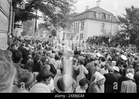 Aktuell 37- 1959: Brautschleier im Rampenlicht. Am Samstag, den 22. August, hieß die Welt Søgne. Dann war Anne Marie Rasmussen mit Steven C. Rockefeller in Anwesenheit der gesamten Weltpresse verheiratet. Foto: Aage Storløkken und Sverre A. Børretzen / aktuell / NTB ***Foto ist nicht bildverarbeitet*** dieser Bildtext wird automatisch übersetzt Stockfoto