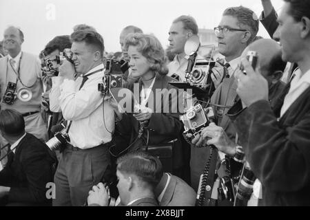 Aktuell 37- 1959: Brautschleier im Rampenlicht. Am Samstag, den 22. August, hieß die Welt Søgne. Dann war Anne Marie Rasmussen mit Steven C. Rockefeller in Anwesenheit der gesamten Weltpresse verheiratet. Foto: Aage Storløkken und Sverre A. Børretzen / aktuell / NTB ***Foto ist nicht bildverarbeitet*** dieser Bildtext wird automatisch übersetzt Stockfoto