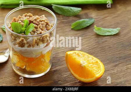 Mehrschichtiges Dessert in einem Glaspudding mit Beeren Stockfoto