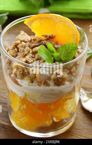 Mehrschichtiges Dessert in einem Glaspudding mit Beeren Stockfoto