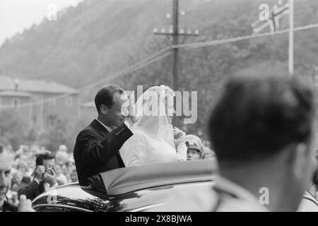 Aktuell 37- 1959: Brautschleier im Rampenlicht. Am Samstag, den 22. August, hieß die Welt Søgne. Dann war Anne Marie Rasmussen mit Steven C. Rockefeller in Anwesenheit der gesamten Weltpresse verheiratet. Foto: Aage Storløkken und Sverre A. Børretzen / aktuell / NTB ***Foto ist nicht bildverarbeitet*** dieser Bildtext wird automatisch übersetzt Stockfoto