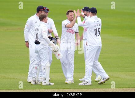 Hampshires Liam Dawson (Mitte) feiert mit seinen Teamkollegen, nachdem er am ersten Tag des Vitality County Championship Matches im Utilita Bowl in Southampton den Wicket von Surrey's Dom Sibley erobert hat. Bilddatum: Freitag, 24. Mai 2024. Stockfoto