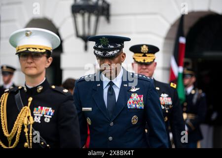 Charles Q. Brown Jr., Vorsitzender der Joint Chiefs of Staff, Center, bei einer Ankunftszeremonie während eines Staatsbesuchs mit William Ruto, Kenias Präsident, nicht abgebildet, auf dem Südrasen des Weißen Hauses in Washington, DC, USA, am Donnerstag, den 23. Mai, 2024. ein amerikanischer Präsident veranstaltet zum ersten Mal seit 16 Jahren einen Staatsbesuch für einen afrikanischen Führer, da die größte Wirtschaft der Welt darum kämpft, Einfluss auf einen Kontinent zu gewinnen, der engere Beziehungen jenseits der größten Konkurrenten Washingtons China und Russland knüpft. Fotograf: Al Drago/Pool/SIPA USA Stockfoto