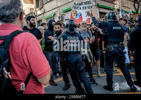 Im Stadtteil Park Güell in Barcelona treffen sich die Bewohner während eines Protests gegen die Louis Vuitton Modenschau mit Polizisten. Die Einwohner Barcelonas versammelten sich um den Park Güell in Barcelona gegen die Louis Vuitton Modenschau und protestierten gegen verschiedene soziale Themen wie Massentourismus, Gentrifizierung, Tierrechte oder die Kommerzialisierung und Privatisierung öffentlicher Räume durch den stadtrat. Stockfoto