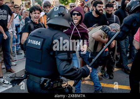 Im Stadtteil Park Güell in Barcelona treffen sich die Bewohner während eines Protests gegen die Louis Vuitton Modenschau mit Polizisten. Die Einwohner Barcelonas versammelten sich um den Park Güell in Barcelona gegen die Louis Vuitton Modenschau und protestierten gegen verschiedene soziale Themen wie Massentourismus, Gentrifizierung, Tierrechte oder die Kommerzialisierung und Privatisierung öffentlicher Räume durch den stadtrat. Stockfoto