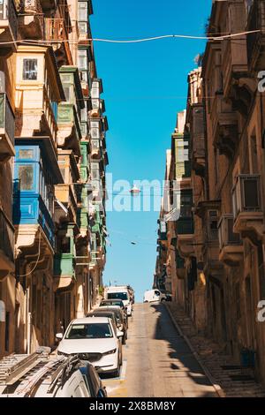 Die berühmten Galariji (Galeriefenster) der maletesischen Apartments in Valletta, Malta Stockfoto