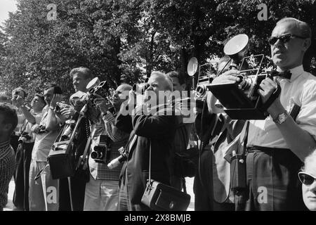 Aktuell 37- 1959: Brautschleier im Rampenlicht. Am Samstag, den 22. August, hieß die Welt Søgne. Dann war Anne Marie Rasmussen mit Steven C. Rockefeller in Anwesenheit der gesamten Weltpresse verheiratet. Foto: Aage Storløkken und Sverre A. Børretzen / aktuell / NTB ***Foto ist nicht bildverarbeitet*** dieser Bildtext wird automatisch übersetzt Stockfoto