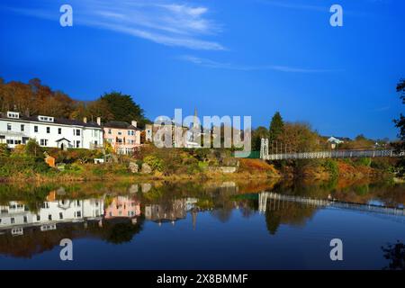 Riverside Häuser am River Lee und Daly’s oder die wackelige Brücke am Mardyke in Cork City, die in den 1920er Jahren erbaut wurde Stockfoto