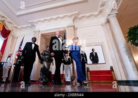 William Ruto, Kenias Präsident, von links Rachel Ruto, Kenias First Lady, US-Präsident Joe Biden und First Lady Jill Biden in der großen Treppe des Weißen Hauses vor einem Staatsessen in Washington, DC, USA, am Donnerstag, den 23. Mai, 2024. ein amerikanischer Präsident veranstaltet zum ersten Mal seit 16 Jahren einen Staatsbesuch für einen afrikanischen Führer, da die größte Wirtschaft der Welt darum kämpft, Einfluss auf einen Kontinent zu gewinnen, der engere Beziehungen jenseits der größten Konkurrenten Washingtons China und Russland knüpft. Kredit: Al Drago/Pool über CNP/MediaPunch Stockfoto