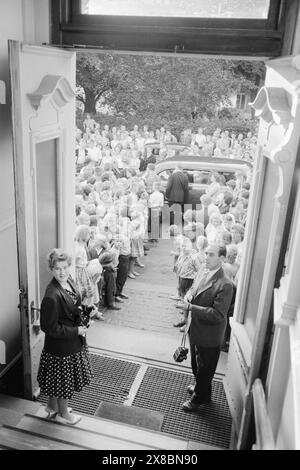 Aktuell 37- 1959: Brautschleier im Rampenlicht. Am Samstag, den 22. August, hieß die Welt Søgne. Dann war Anne Marie Rasmussen mit Steven C. Rockefeller in Anwesenheit der gesamten Weltpresse verheiratet. Foto: Aage Storløkken und Sverre A. Børretzen / aktuell / NTB ***Foto ist nicht bildverarbeitet*** dieser Bildtext wird automatisch übersetzt Stockfoto