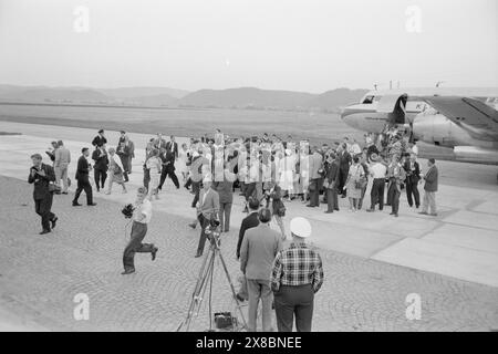 Aktuell 37- 1959: Brautschleier im Rampenlicht. Am Samstag, den 22. August, hieß die Welt Søgne. Dann war Anne Marie Rasmussen mit Steven C. Rockefeller in Anwesenheit der gesamten Weltpresse verheiratet. Foto: Aage Storløkken und Sverre A. Børretzen / aktuell / NTB ***Foto ist nicht bildverarbeitet*** dieser Bildtext wird automatisch übersetzt Stockfoto