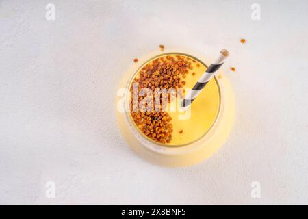 Bienenpollenschale, cremiger warmer oder kalter Shake-Smoothie goldfarbenes Getränk Stockfoto