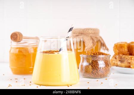 Bienenpollenschale, cremiger warmer oder kalter Shake-Smoothie goldfarbenes Getränk Stockfoto