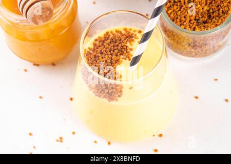 Bienenpollenschale, cremiger warmer oder kalter Shake-Smoothie goldfarbenes Getränk Stockfoto