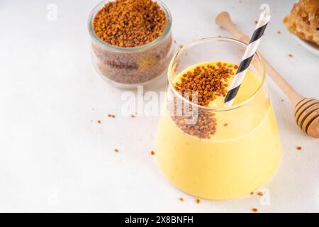 Bienenpollenschale, cremiger warmer oder kalter Shake-Smoothie goldfarbenes Getränk Stockfoto