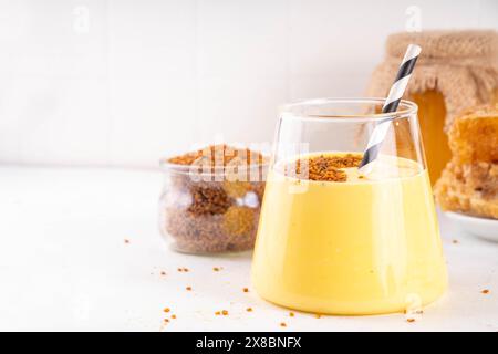 Bienenpollenschale, cremiger warmer oder kalter Shake-Smoothie goldfarbenes Getränk Stockfoto