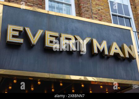 London, Großbritannien - 18. März 2024: Das Logo auf der Außenseite des Everyman Cinema in der Baker Street in London, Großbritannien. Stockfoto