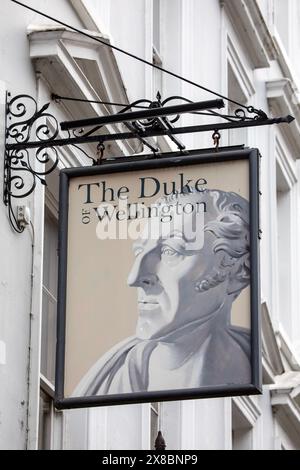 London, Großbritannien - 18. März 2024: Das traditionelle hängende Schild an der Außenseite des Duke of Wellington Pubs, das sich an der Crawford Street im Marylebone befindet Stockfoto