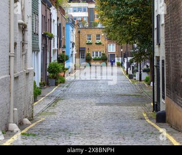London, Großbritannien - 18. März 2024: Ein Blick auf das schöne Montagu Mews West im Stadtteil Marylebone in London, Großbritannien. Stockfoto