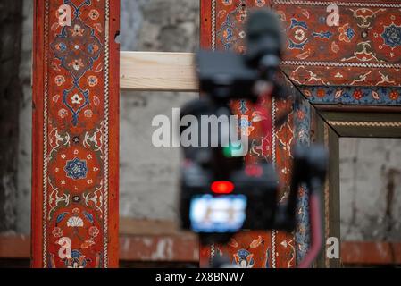 Berlin, Deutschland. Mai 2024. Blick auf die restaurierten Holzgemälde auf der Baustelle im Aleppo-Raum im Pergamonmuseum. Das Pergamonmuseum bleibt wegen Renovierungs- und Restaurierungsarbeiten mehrere Jahre lang geschlossen. Die Gesamtkosten könnten sich auf 1,5 Milliarden Euro belaufen. Quelle: Monika Skolimowska/dpa/Alamy Live News Stockfoto