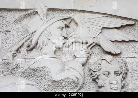 London, Großbritannien - 18. März 2024: Reliefskulptur von Barnaby Rudge and Grip auf dem Wandgemälde an der Marylebone Road in London, die das Werk des berühmten nov feiert Stockfoto