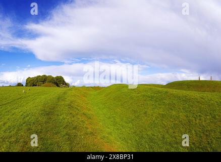 Stadtmauern am Hill of Tara in County Meath, Irland, die Denkmäler und Erdwerke aus dem Neolithikum bis zur Eisenzeit umfassen. Stockfoto