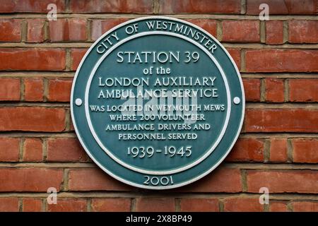 London, UK - 18. März 2024: Eine Gedenktafel in Weymouth Mews, London, die den ehemaligen Standort der Station 39 des Londoner Ambulanzdienstes während des Zweiten Weltkriegs markiert. Stockfoto