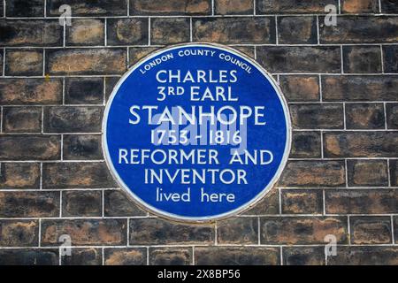 London, Großbritannien - 18. März 2024: Blaue Plakette an der Mansfield Street in London, die den Ort markiert, an dem der Reformator und Erfinder Charles Stanhope lebte. Stockfoto