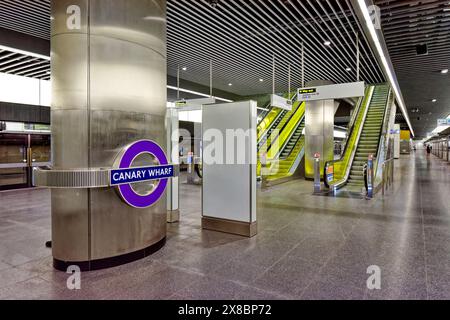 Die Elisabeth Line ist ein hochfrequenter Nahverkehrszug in der Londoner Canary Wharf Station Stockfoto