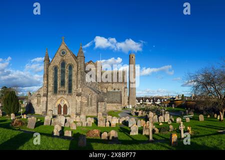 St Canice's Cathedral aus dem 13. Jahrhundert, Round Tower und Churchyard in Kilkenny City, Irland. Stockfoto