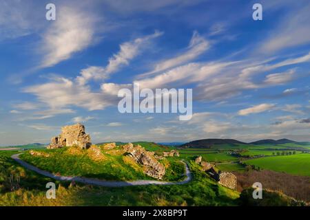 Die dramatischen Burgruinen aus dem 12. Jahrhundert auf Dunamase oder der Rock of Dunamase, ein Felsvorsprung im County Laois, Irland. Stockfoto