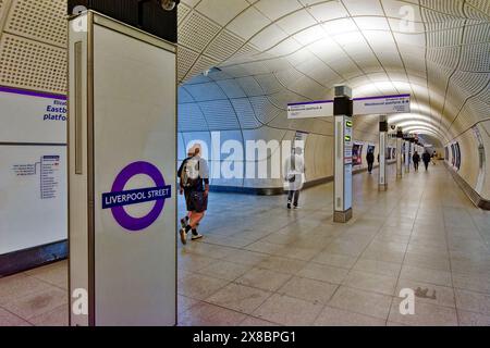 Die Elisabeth Line ist ein hochfrequenter Nahverkehrszug in der Londoner Liverpool Street Station Stockfoto