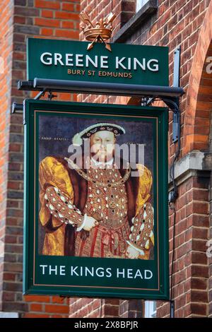 London, Großbritannien - 18. März 2024: Das traditionelle hängende Schild an der Außenseite des Kings Head Pubs an der Westmoreland Street in Marylebone, London. Stockfoto