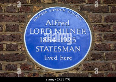 London, Großbritannien - 18. März 2024: Eine blaue Tafel auf dem Manchester Square in London, die den Wohnsitz des Staatsmannes Alfred Lord Milner kennzeichnet. Stockfoto