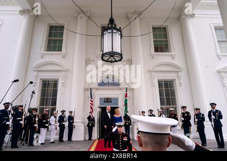 US-Präsident Joe Biden und US First Lady Jill Biden warten darauf, William Ruto, den kenianischen Präsidenten, bei einer Ankunftszeremonie im nördlichen Portico des Weißen Hauses vor einem Staatsessen in Washington, DC, USA, am Donnerstag, den 23. Mai zu begrüßen. 2024. ein amerikanischer Präsident veranstaltet zum ersten Mal seit 16 Jahren einen Staatsbesuch für einen afrikanischen Führer, da die größte Wirtschaft der Welt darum kämpft, Einfluss auf einen Kontinent zu gewinnen, der engere Beziehungen jenseits der größten Konkurrenten Washingtons China und Russland knüpft. Fotograf: Al Drago/Pool/SIPA USA Stockfoto