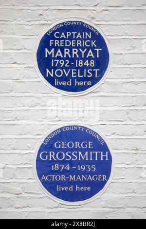 London, Großbritannien - 18. März 2024: Zwei Plaketten auf dem Spanish Place in London - eine an den Schriftsteller Captain Marryat und die andere an den Schauspieler-Manager George Grossmith Stockfoto