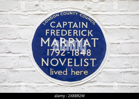 London, Großbritannien - 18. März 2024: Eine blaue Plakette auf dem spanischen Platz in London, wo der Schriftsteller Captain Frederick Marryat lebte. Stockfoto