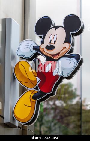 London, Großbritannien - 18. März 2024: Nahaufnahme eines Mickey Mouse-Schilds an der Außenseite des Disney Store in der Oxford Street in London, Großbritannien. Stockfoto