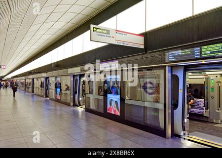 Der Zug der Elizabeth Line wartet an der Liverpool Street Station Stockfoto